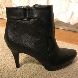 Memory Foam Black Boots size 7.5